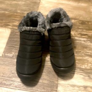 WOMEN’s SNOW BOOTS SIZE 8 US/ 41 EURO (FITS SNUG) VERY WARM!!! NEW